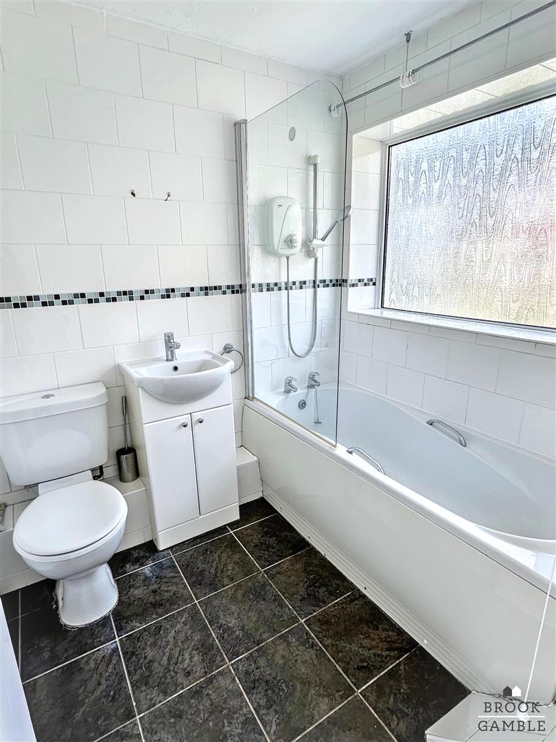 5 Bedroom House - Detached. Bracken Road in Eastbourne,  20